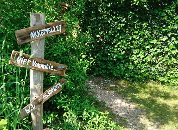 Cozy terrace at Akkerveld 27 chalet in Dennenbos Texel, ideal for outdoor activities.