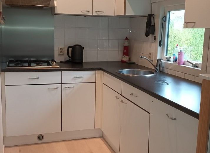 Bright living room of chalet Akkerveld 27 in Dennenbos Texel with comfortable seating area.