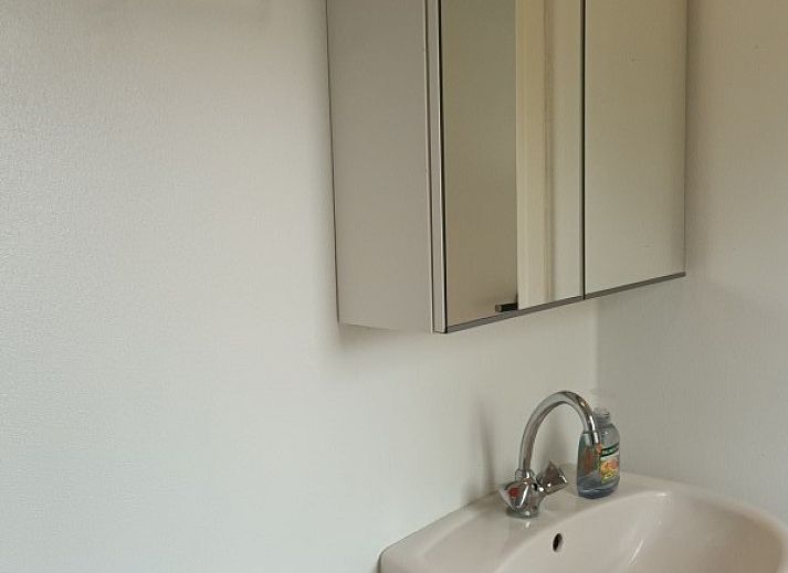 Bright living room of chalet Akkerveld 27 in Dennenbos Texel with comfortable seating area.