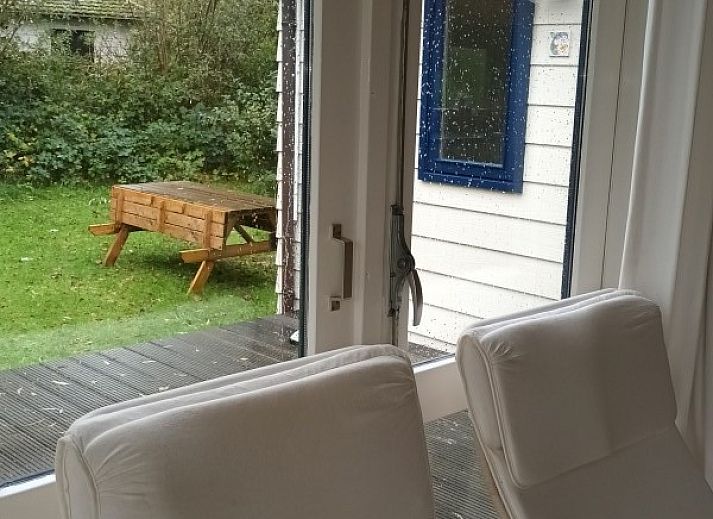 Bright living room of chalet Akkerveld 27 in Dennenbos Texel with comfortable seating area.