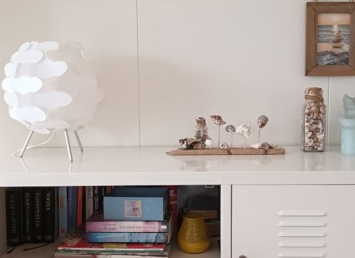 Spacious indoor space of Akkerveld 27 in Dennenbos Texel, overlooking nature.