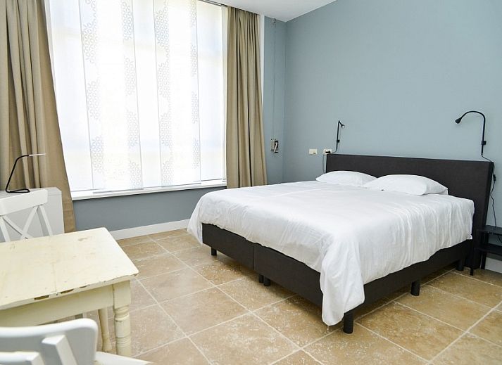 Stylish indoor space of Bed & Bed, a bed and breakfast in the polder Eierland, Texel, with cozy sitting area and kitchen.