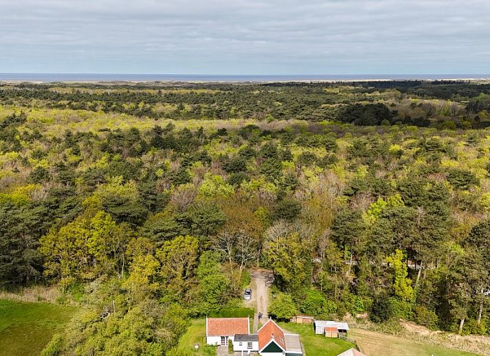Ferienhaus Het Ruge Landje in Dennenbos Texel mit schoener Fassade und gruener Umgebung.