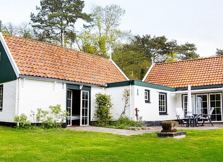 Ferienhaus Het Ruge Landje in Dennenbos Texel mit schoener Fassade und gruener Umgebung.