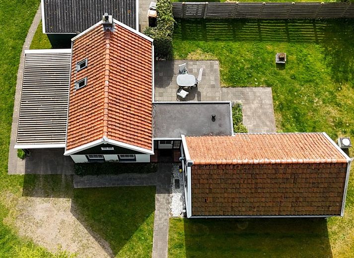 Ferienhaus Het Ruge Landje in Dennenbos Texel mit schoener Fassade und gruener Umgebung.