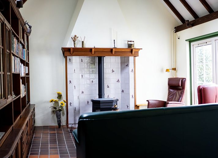 Luftaufnahme von Het Ruge Landje in Dennenbos Texel, umgeben von ueppiger Natur und Waeldern.