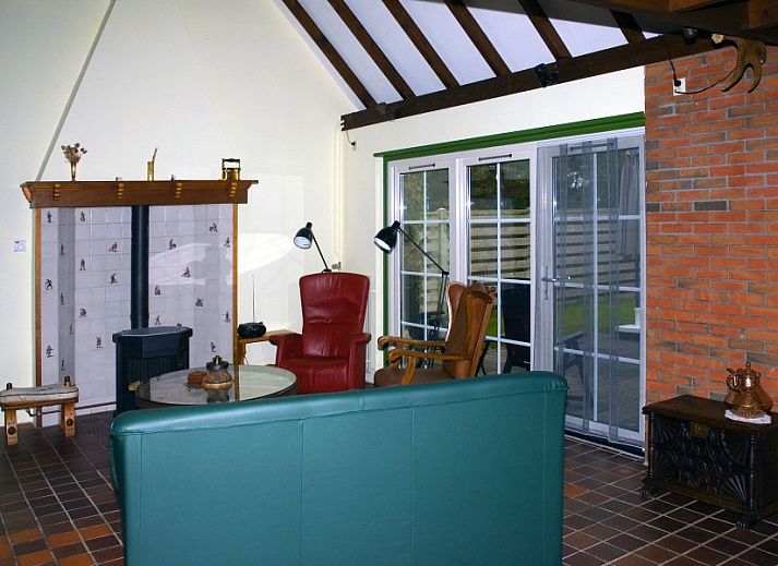 Luftaufnahme von Het Ruge Landje in Dennenbos Texel, umgeben von ueppiger Natur und Waeldern.