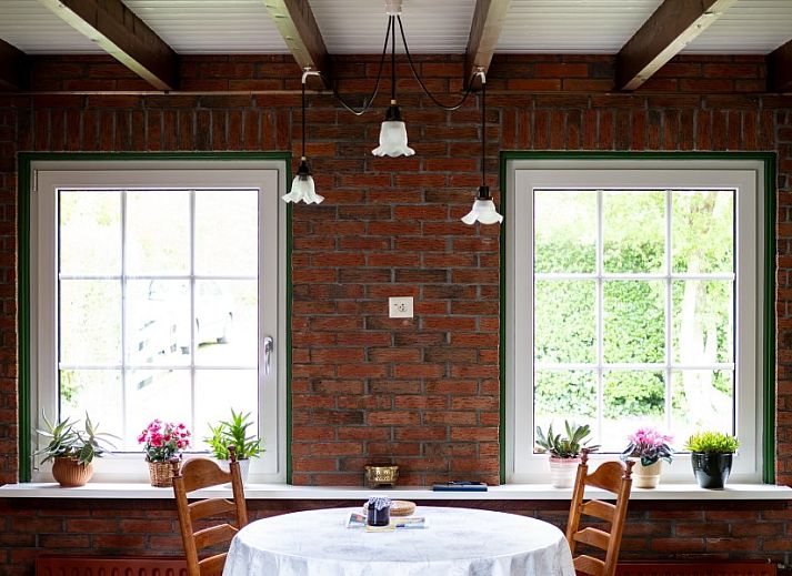 Luftaufnahme von Het Ruge Landje in Dennenbos Texel, umgeben von ueppiger Natur und Waeldern.