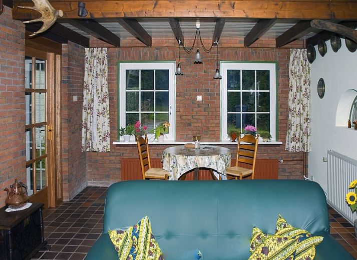 Luftaufnahme von Het Ruge Landje in Dennenbos Texel, umgeben von ueppiger Natur und Waeldern.