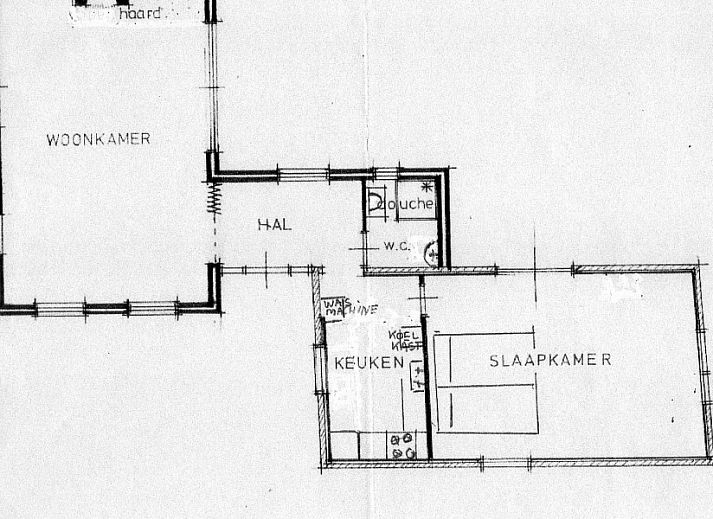 Rustikale Terrasse im Ferienhaus Het Ruge Landje in Dennenbos Texel mit gruenem Garten.
