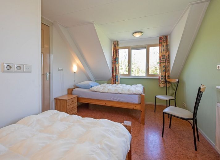 Gemuetliches Wohnzimmer im Ferienhaus 8690 - Junier - Huisman, Zuid-Eierland, Texel, mit viel Tageslicht und Blick auf den Garten.