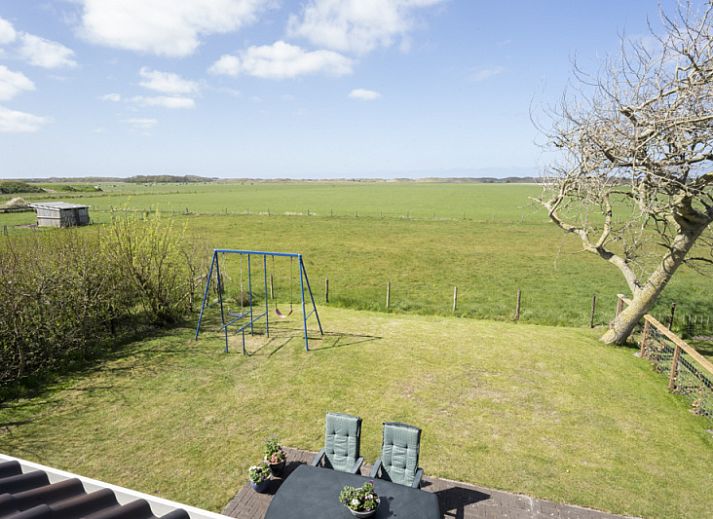 Dining room of Duunkruud in Zuid-Eierland, Texel, overlooking the garden.