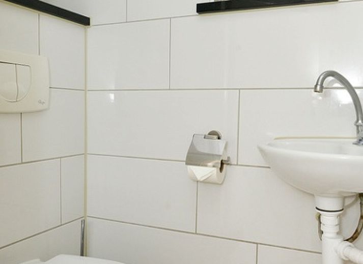 Gemuetliches Wohnzimmer von 3980 Bauernhaus Leiden in Sued-Eierland, Texel mit Blick auf den Garten