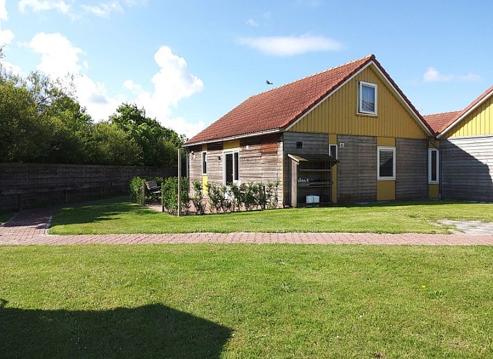 De Triaan care home in Zuid-Eierland, Texel with sunny garden and wooden exterior.