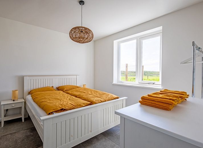 Stilvolles Esszimmer im Ferienhaus De Noordbunder, Zuid-Eierland, Texel mit Blick auf die Natur.