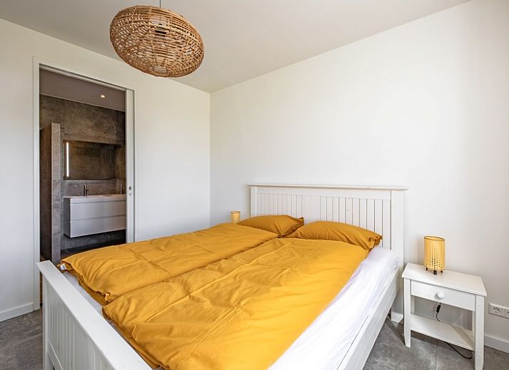 Stilvolles Esszimmer im Ferienhaus De Noordbunder, Zuid-Eierland, Texel mit Blick auf die Natur.