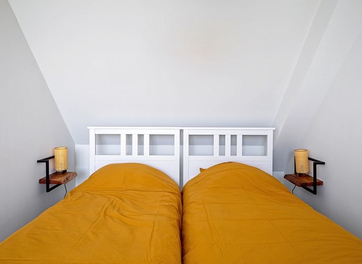 Stilvolles Esszimmer im Ferienhaus De Noordbunder, Zuid-Eierland, Texel mit Blick auf die Natur.