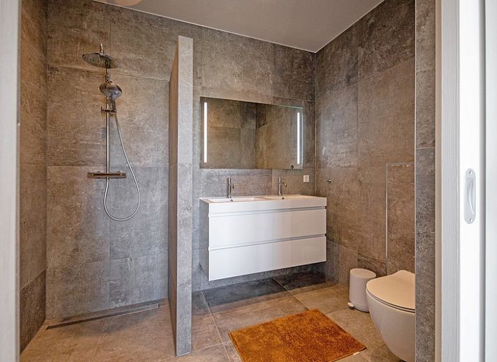 Stilvolles Esszimmer im Ferienhaus De Noordbunder, Zuid-Eierland, Texel mit Blick auf die Natur.