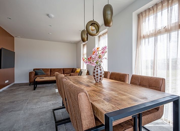 De Zuidbunder Ferienhaus in Sued-Eierland Texel mit moderner schwarzer Fassade und grossem Garten.