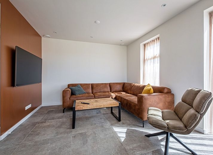 De Zuidbunder Ferienhaus in Sued-Eierland Texel mit moderner schwarzer Fassade und grossem Garten.