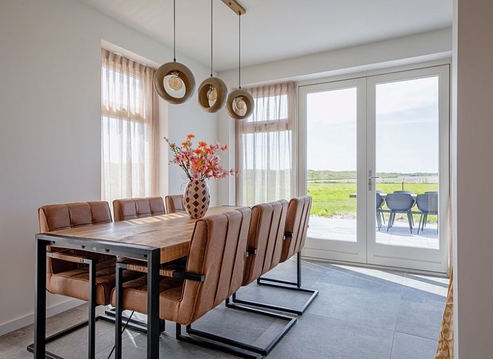 De Zuidbunder Ferienhaus in Sued-Eierland Texel mit moderner schwarzer Fassade und grossem Garten.