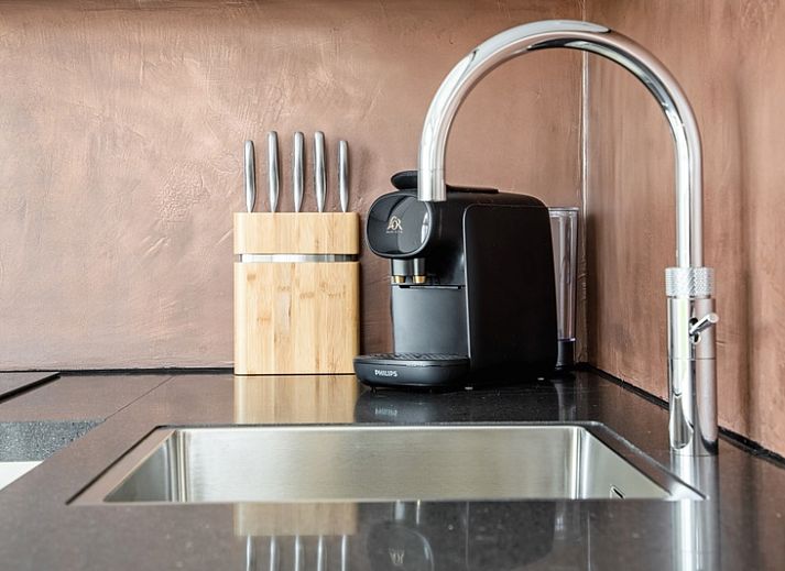 Stilvolles Esszimmer in De Zuidbunder, Texel, mit Holztisch und bequemen Stuehlen.