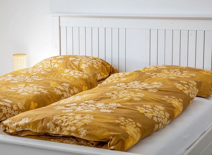 Stilvolles Esszimmer in De Zuidbunder, Texel, mit Holztisch und bequemen Stuehlen.