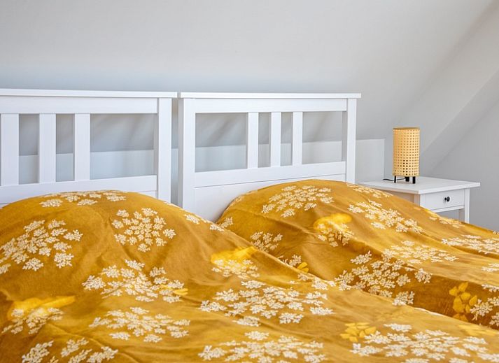 Stilvolles Esszimmer in De Zuidbunder, Texel, mit Holztisch und bequemen Stuehlen.