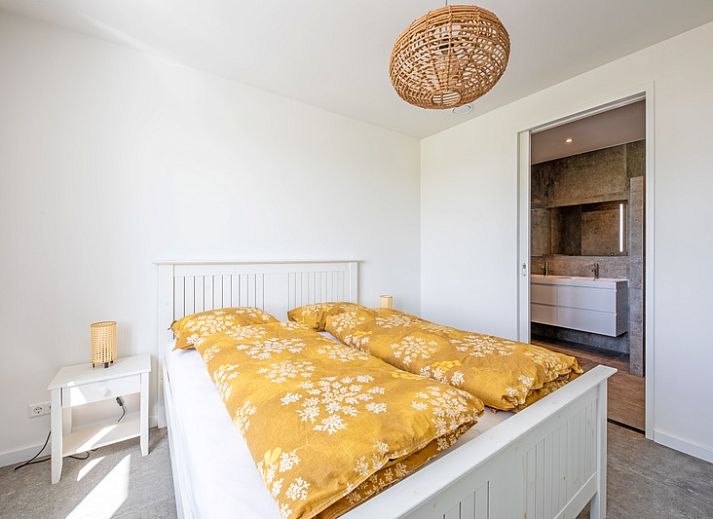 Stilvolles Esszimmer in De Zuidbunder, Texel, mit Holztisch und bequemen Stuehlen.