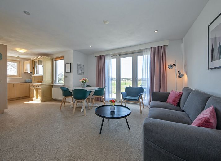 Huisje 7 in De Dennen, Texel met een ruime tuin en terras, ideaal voor een ontspannen vakantie op de Waddeneilanden.