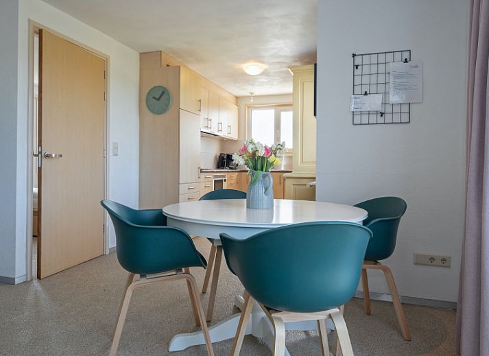 Huisje 7 in De Dennen, Texel met een ruime tuin en terras, ideaal voor een ontspannen vakantie op de Waddeneilanden.