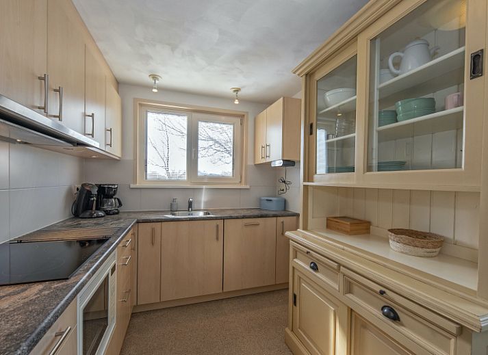 Huisje 7 in De Dennen, Texel met een ruime tuin en terras, ideaal voor een ontspannen vakantie op de Waddeneilanden.