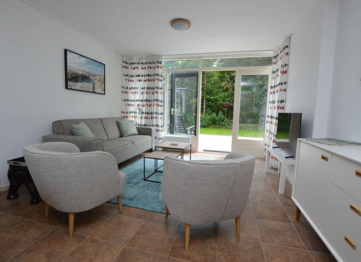 Vakantiehuis de Parel 182 in De Dennen, Texel met zonnig terras en groene omgeving.