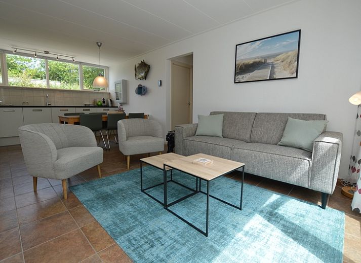 Vakantiehuis de Parel 182 in De Dennen, Texel met zonnig terras en groene omgeving.