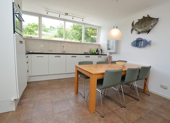 Vakantiehuis de Parel 182 in De Dennen, Texel met zonnig terras en groene omgeving.