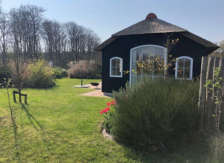 Vakantiepark De Bremakker in De Dennen, Texel biedt een charmante vakantiewoning met rieten dak en groene omgeving op de Waddeneilanden.
