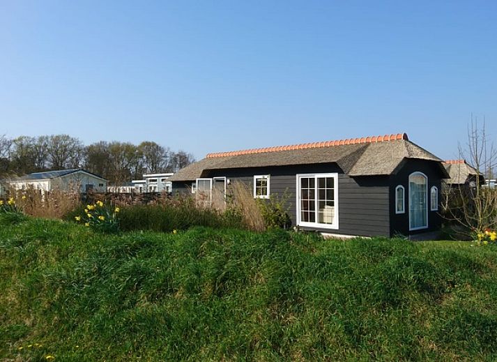 Vakantiepark De Bremakker - Akkerveld 14 in De Dennen, Texel. Charmant vakantiehuis met rieten dak en groene omgeving op de Waddeneilanden.