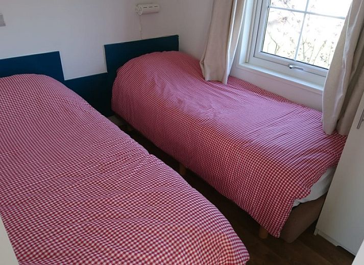 Vakantiepark De Bremakker - Akkerveld 14 in De Dennen, Texel. Charmant vakantiehuis met rieten dak en groene omgeving op de Waddeneilanden.