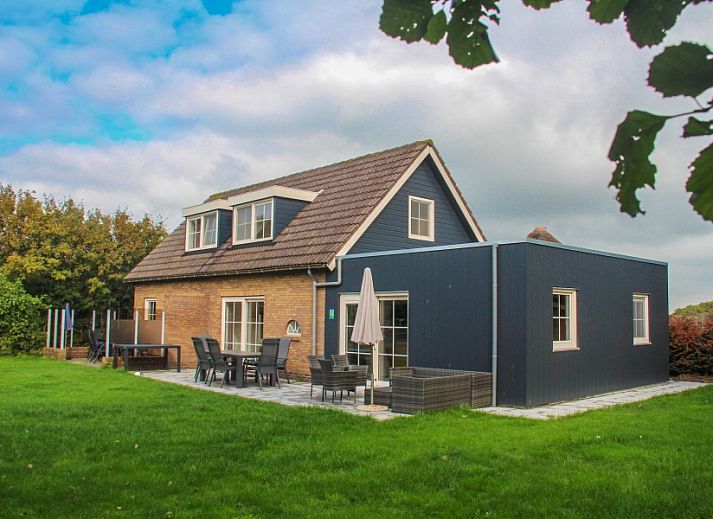 Vacation home Ekster in De Dennen, Texel with spacious garden and terrace.