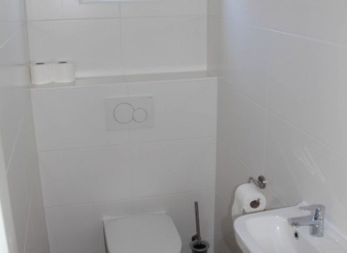 Side view of bungalow Ekster in De Dennen, Texel with terrace.