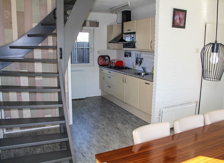 Side view of bungalow Ekster in De Dennen, Texel with terrace.