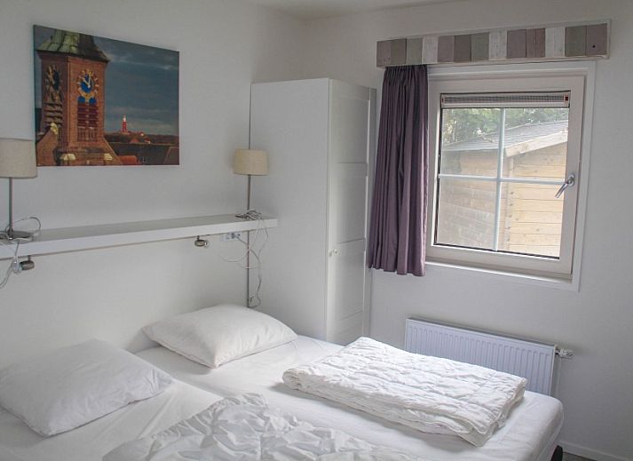 Side view of bungalow Ekster in De Dennen, Texel with terrace.