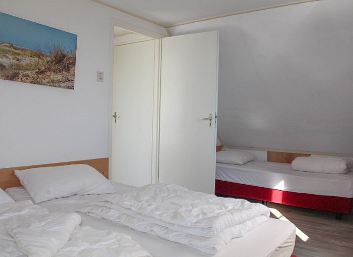 Terrace at bungalow Ekster in De Dennen, Texel with garden table.