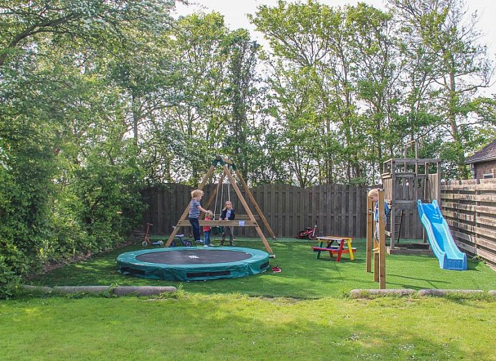 Terrace at bungalow Ekster in De Dennen, Texel with garden table.