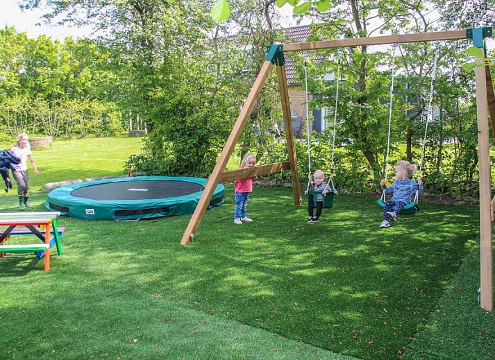 Terrace at bungalow Ekster in De Dennen, Texel with garden table.