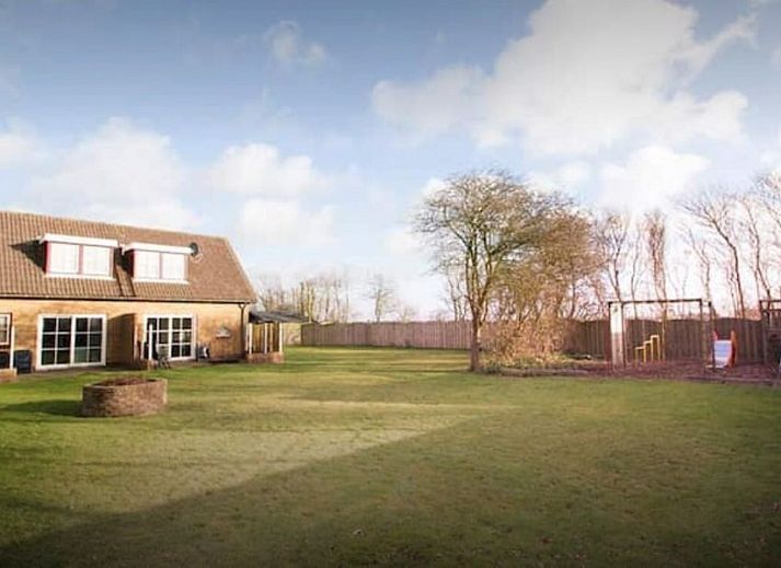 Backyard and terrace of vacation home Ekster in De Dennen, Texel.