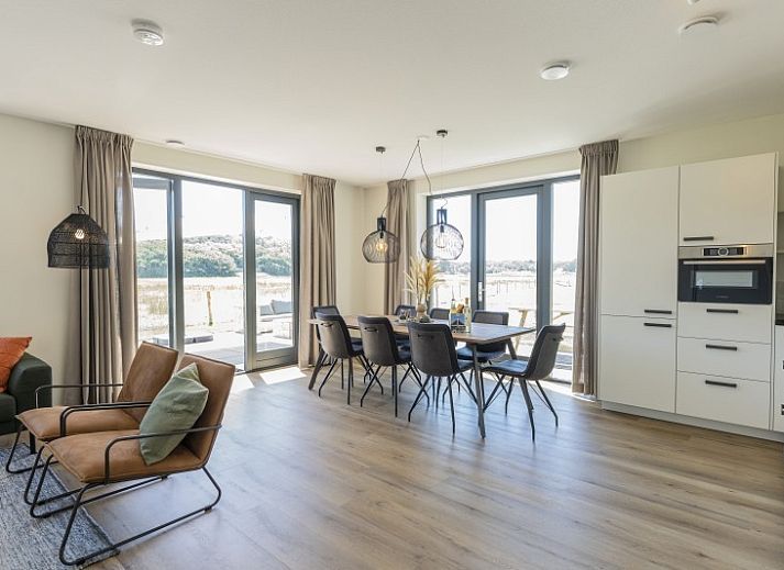 Rovershut - Familiehuis 2, een modern vakantiehuis in De Dennen, Texel, met ruime tuin en blauwe lucht.