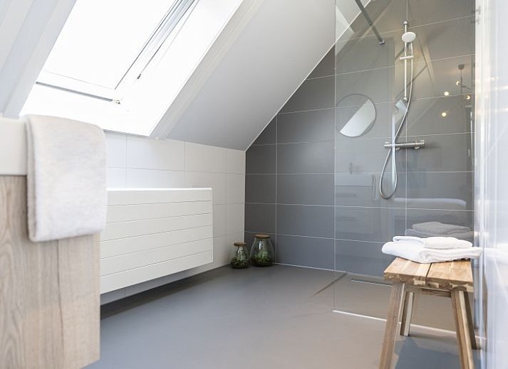 Lichte binnenruimte van Rovershut - Familiehuis 2, vakantiehuis in De Dennen, Texel, met eet- en zithoek.