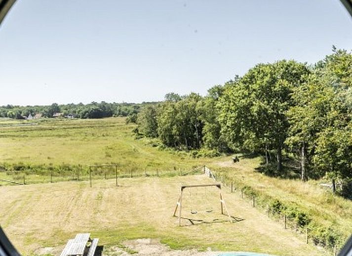 Lichte binnenruimte van Rovershut - Familiehuis 2, vakantiehuis in De Dennen, Texel, met eet- en zithoek.