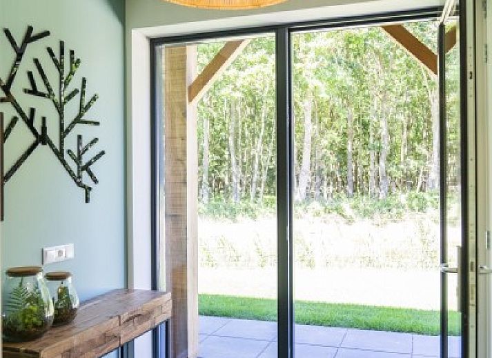 Lichte binnenruimte van Rovershut - Familiehuis 2, vakantiehuis in De Dennen, Texel, met eet- en zithoek.